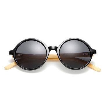 Lunettes de soleil rondes en bambou à la main