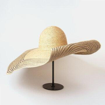 Chapeau de paille en raphia à bord rayé et à bords larges couleur tricoté à la main