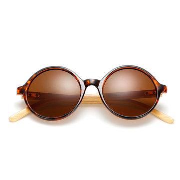 Lunettes de soleil rondes en bambou à la main