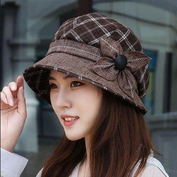 Chapeau de pêcheur élégant avec fleurs sauvages et bassin