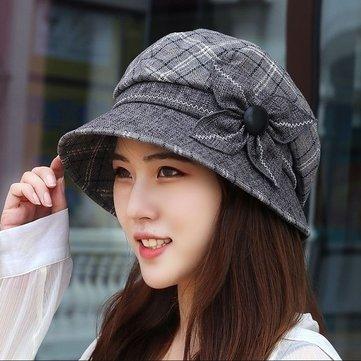 Chapeau de pêcheur élégant avec fleurs sauvages et bassin