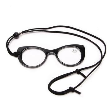 Main légère suspendue tenant des lunettes de lecture