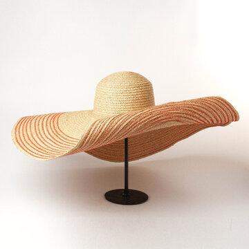 Chapeau de paille en raphia à bord rayé et à bords larges couleur tricoté à la main