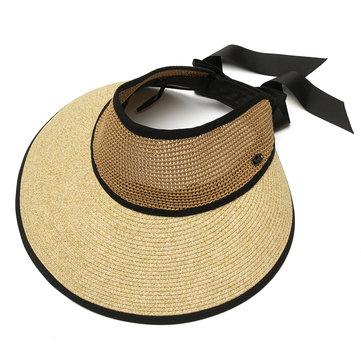 Chapeau de paille avec dessus vide et crème solaire