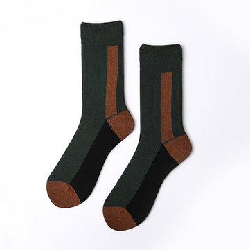 Les chaussettes moyennes respirables de coton chaussent des chaussettes chaudes à la mode