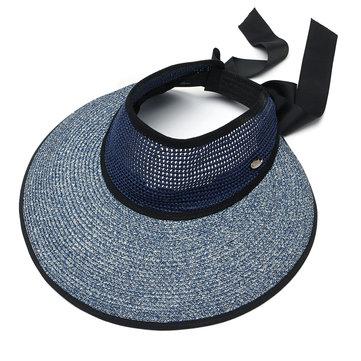 Chapeau de paille avec dessus vide et crème solaire