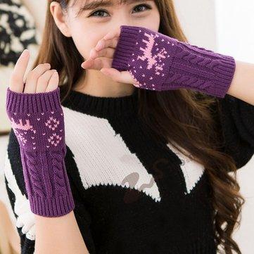 Tricoter la moitié des doigts en tapant des gants chauds de Noël pour le wapiti femelle