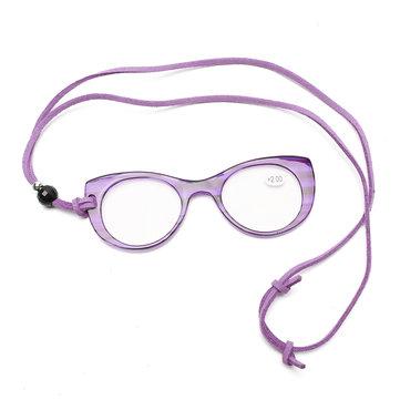 Main légère suspendue tenant des lunettes de lecture